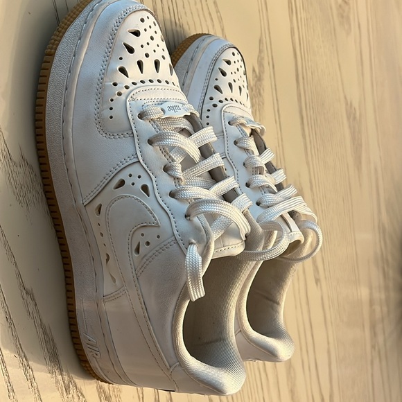 NIKE GORGEOUS perforated white leather sneakers !! Like new ! - Picture 5 of 6